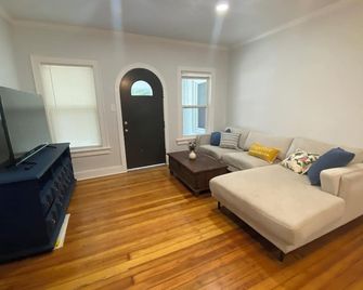 5 bedroom, 3 bath, game room, large outdoor. Sleeps 15. Walk to downtown - Mineral Wells - Living room