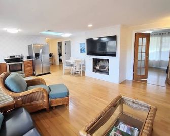 Cottage Bordering Hoffmaster State Park - Norton Shores - Sala de estar