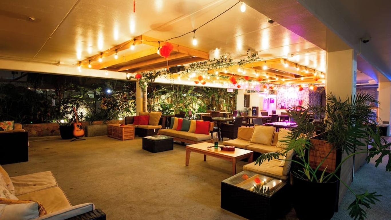 Waikiki Beachside Hostel