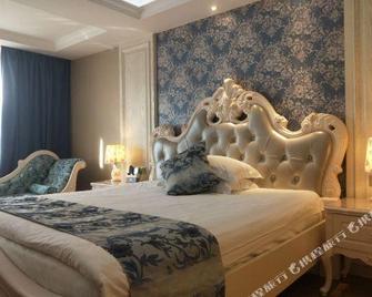 Xiangshang Aihua Theme Hotel (Qionghai Bus Station High-speed Railway Station) - Qionghai - Bedroom