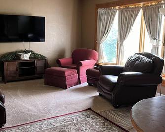 Comfortable 3 bedroom in nice quiet neighborhood. - Logansport - Living room