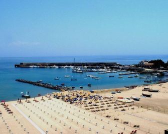 Seafront 1- Room Apartment With Perfect View Over Sea & Etna - Giardini Naxos - Strand