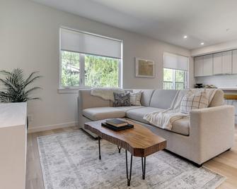 One Bedroom at The Crescent Sleeps 2 to 4 - Rossland - Living room