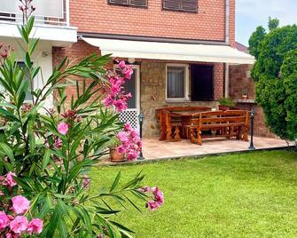 Barát vendégház - Teljes ház kiadó kerttel, 4 szoba - Szeged - Patio