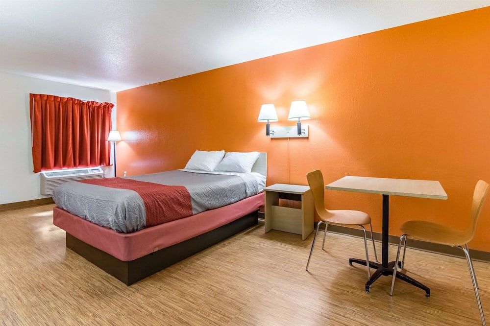 Motel 6 Raleigh Southwest Cary - ראליי - חדר שינה