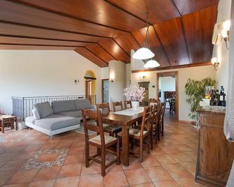 Chez Barnie Favoloso Appartamento Privato In Villa A 800mt Ingresso Fiera Rimini - Rimini - Sala pranzo