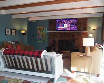 The Cub Hill Chalet - Private Lakefront With Spa! - Kalkaska - Living room