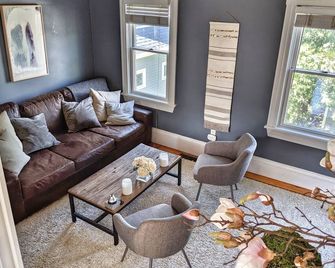 Historic Charlestown Townhouse 2Bed / 2Bath with Gas Fireplace - בוסטון - סלון