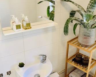 Modern apartment below Homburg University Hospital renovated bathroom & kitchen - Homburg - Salle de bain