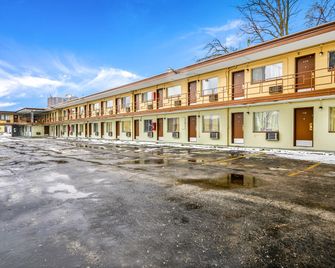 OYO Hotel Downtown Peoria I-74 - Peoria - Edificio