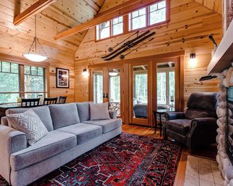 Cozy, charming two bedroom McKenzie Bridge River front cabin for 2 Guests, - McKenzie Bridge - Living room