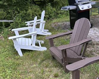 Quiet 2bd Townhome apt in the heart of Cheshire. Backyard. - Cheshire - Patio