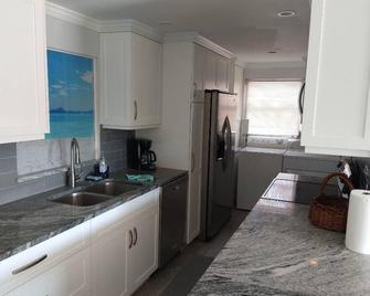Escape to this Beautiful Home in Sunny South West Florida - Bonita Springs - Kuchyň