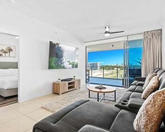 Harbour Quays Apartments - Biggera Waters - Living room