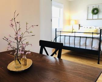 Guesthouse - Crozet - Dining room