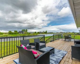 New waterfront- 5 bedroom home - Gimli - Balcon