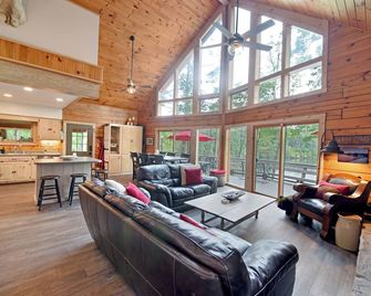 Water Yr-Around, Cabin on Lake Nottely - Blairsville - Living room