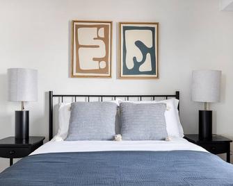 Central Cambridge 1BR near restaurants, steps from Train, by Blueground - קיימברידג' - חדר שינה