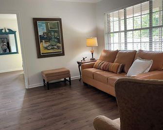 The Hummingbird: Private Bathrooms, Pet Friendly, in the Heart of Douglas - Douglas - Sala de estar