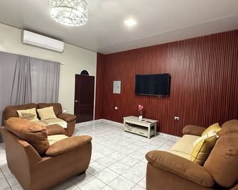 Charming 2-bedroom house with AC, WiFi in enjoyable Cantón Quitasol - San Ignacio