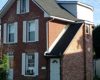 Cozy downtown two bedrooms free parking - Kingston - Building