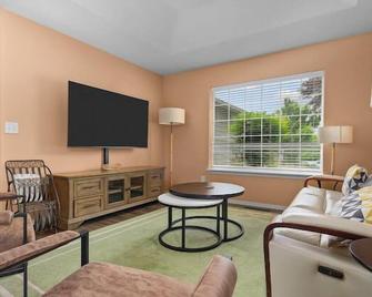 Uniquely Chic Solar Powered Half Plex in Country Glen - Keizer - Living room