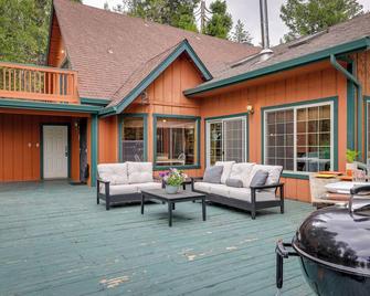 Mi-Wuk Village Vacation Rental w/ Multi-Level Deck - Mi Wuk Village - Patio