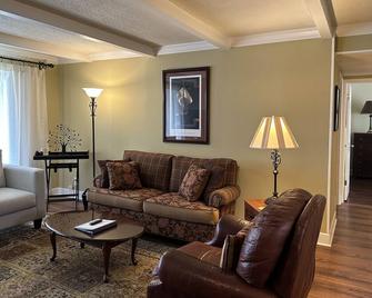 Comfortable Daphne Condo near Bay, Fairhope, and Mobile; Short Drive to Beaches - Daphne - Living room