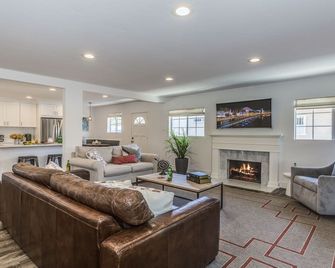 F-53 Trenton - Anaheim - Living room