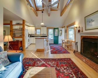 Lakefront Bradford Cottage w/ Dock, Near Skiing! - Bradford - Living room