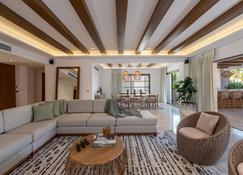 Luxury 3 Bedroom Beachfront Cancun Vila - Punta Sam - Living room
