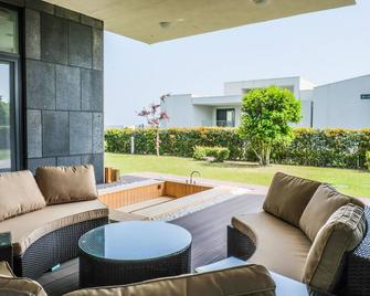 Velum Resort - סאוגוויפו - פטיו