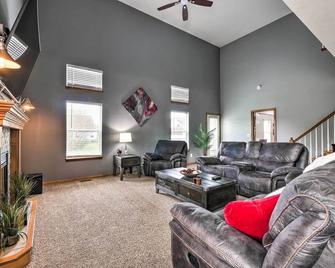 Large Cleveland Home w/ Fire Pit + Backyard! - Brook Park - Living room