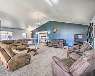 Spacious Massillon Log Cabin with Fire Pit! - Massillon - Living room