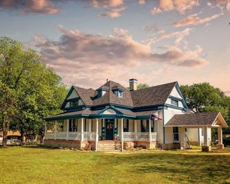 Lakefront Bed and Breakfast - Granbury - Building