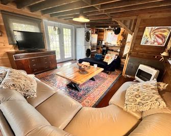 Darling cottage near entrance to Letchworth State Park overlooking Silver Lake! - Castile - Living room