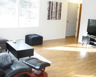 10 minutes from the airport. Lots of amenities! Private acre. - Anchorage - Living room