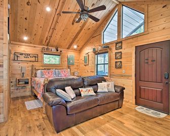 Broken Bow Hideaway with Hot Tub and Fire Pit! - โบรกเคน โบ - ห้องนั่งเล่น