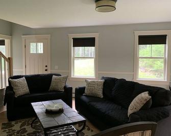 Newly built and fresh vacation home tucked in the woods of Mount Desert. - Mount Desert - Sala de estar