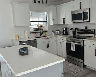 Charming 3-bedroom home, Springhill,fenced yard heated pool, , 3bdrms 2bath, - Spring Hill - Cocina