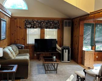 Cozy Lakeside Cabin, All-Season, in Northwood, NH- 2 Bdr, great views - Northwood - Sala de estar