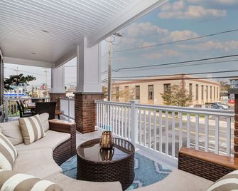 Spacious Beach Block Home: 3 Beds/2 Baths, Front Porch w/ Furniture Included - Ocean City - Balcony