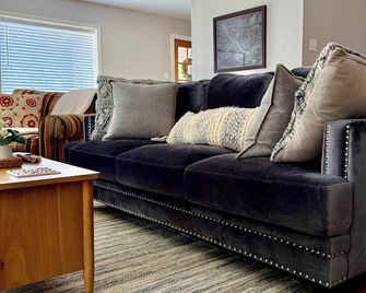 Clean & Comfy, Deck, Grill, Fire Pit, Fish, and Fun! - West Monroe - Wohnzimmer