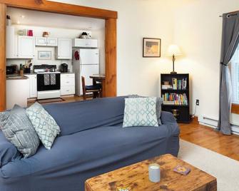 Fully furnished/everything included/Pet Friendly! - Brattleboro - Living room