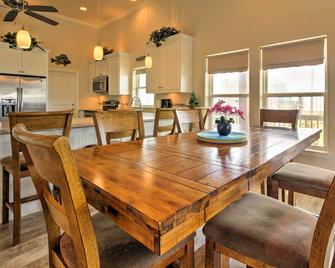 Port Bolivar Getaway w/ Ocean View: Walk to Beach! - Crystal Beach - Comedor