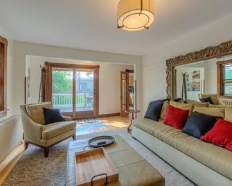 Downtown Delight off Pearl street - Boulder - Living room