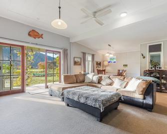 Fantail House Kaiuma Bay - Havelock Holiday Home - Havelock - Salon