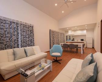 Villa Capri Miyakojima - Miyakojima - Living room