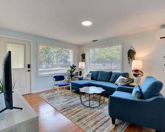 Oregon Coast, Port Orford, Cabin - Walk to Beaches - Port Orford - Sala de estar