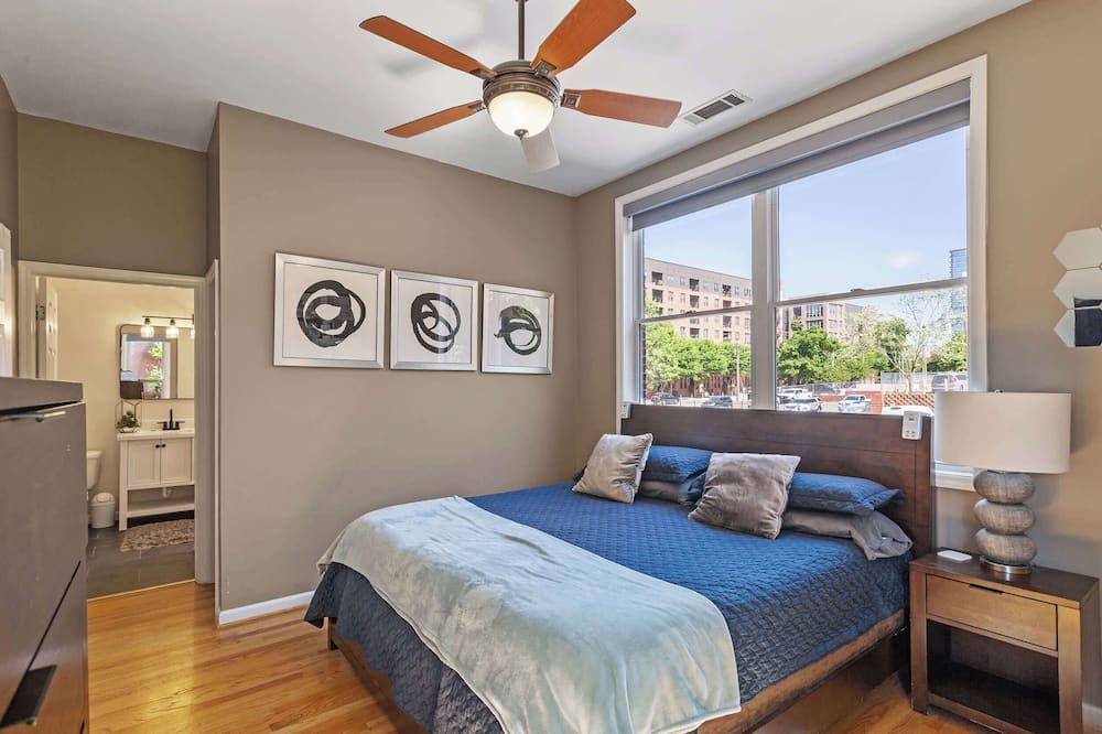 Warehouse District Modern Condo with Private Garage - ראליי - חדר שינה